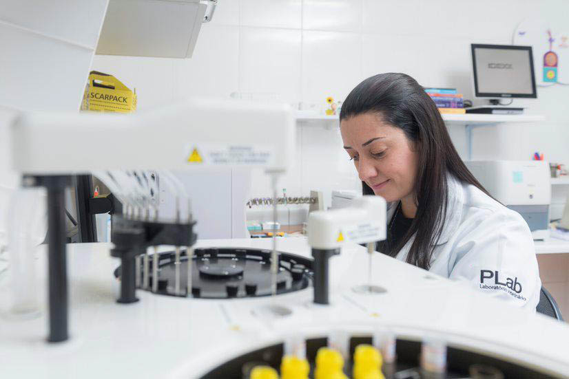 Profissional do PLab em rotina laboratorial veterinária